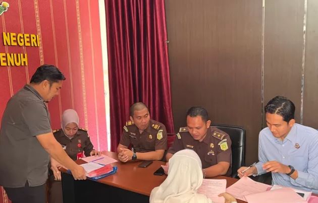 Proses pelimpahan tersangka kasus penggelapan dana nasabah Bank Jambi Cabang Kerinci, Rafina Salsabila, dari penyidik Ditreskrimsus Polda Jambi ke Kejaksaan Negeri Sungai Penuh, Kamis (14/8/2025). (Dok. Nahar)