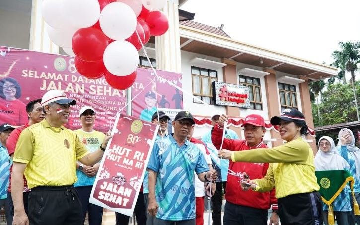 Gubernur Jambi Al Haris didampingi Ketua Pengadilan Tinggi Jambi Ifa Sudewi melepas peserta jalan sehat dalam rangka HUT ke-80 RI di halaman Pengadilan Tinggi Agama Jambi, Sabtu (16/8/2025). (Dok. Yola)