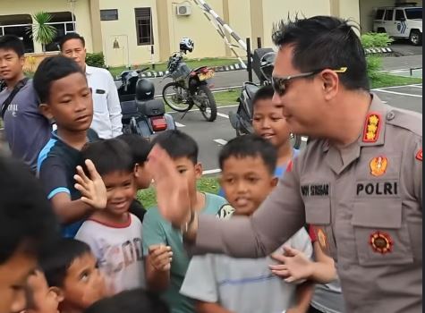 Kapolresta Jambi Kombes Pol Boy Sutan Binanga Siregar berinteraksi hangat dengan anak-anak saat kegiatan lomba HUT ke-80 RI di Mapolresta Jambi, Jumat (15/8/2025). (Dok. Nahar)