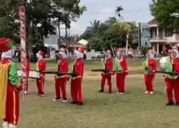 Peserta drum band siswa yang terhenti saat upacara peringatan HUT ke-80 RI di Pendopo Unit 4, Kecamatan Sungai Bahar, Muaro Jambi. (dok. Warga)