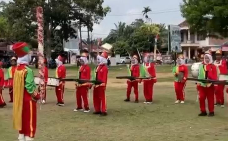 Peserta drum band siswa yang terhenti saat upacara peringatan HUT ke-80 RI di Pendopo Unit 4, Kecamatan Sungai Bahar, Muaro Jambi. (dok. Warga)