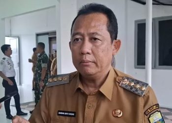 Bupati Muaro Jambi Bambang Bayu Suseno saat dimintai keterangan soal insiden terhentinya penampilan drum band siswa MTsN 7 Muaro Jambi saat HUT RI ke-80 di Kecamatan Sungai Bahar. (Dok. Stepanus)