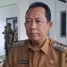 Bupati Muaro Jambi Bambang Bayu Suseno saat dimintai keterangan soal insiden terhentinya penampilan drum band siswa MTsN 7 Muaro Jambi saat HUT RI ke-80 di Kecamatan Sungai Bahar. (Dok. Stepanus)