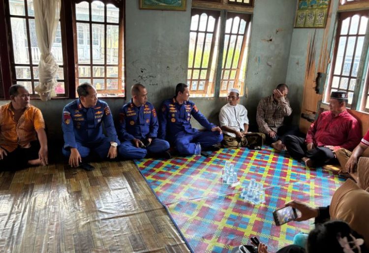 Direktur Polairud Polda Jambi Kombes Pol Agus Tri Waluyo bersama personel Ditpolairud bersilaturahmi dengan warga Pulau Pandan, Kelurahan Legok, Kecamatan Danau Sipin, Kota Jambi, Senin (18/8/2025). (Dok. Nahar)