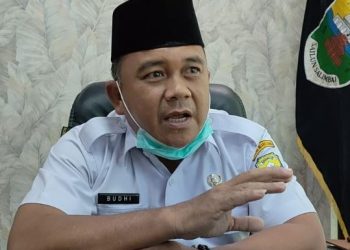 Sekda Muaro Jambi, Budhi Hartono, menyampaikan keterangan terkait pemanggilan Camat Sungai Bahar buntut polemik penampilan Drum Band MTsN 7 yang terganggu pada peringatan HUT RI, Selasa (19/8/2025). (Dok, Stepanus)