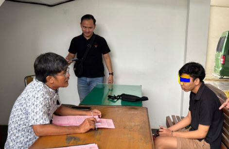 Tersangka kasus pembunuhan berencana dengan sianida menjalani pemeriksaan sebelum dilimpahkan ke Jaksa Penuntut Umum (JPU) Kejari Jambi, Jumat (15/8/2025). (Stepanus)