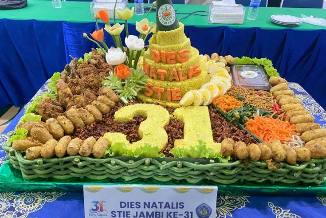 Tumpeng perayaan Dies Natalis ke-31 Sekolah Tinggi Ilmu Ekonomi (STIE) Jambi yang digelar bersamaan dengan HUT RI ke-80, Selasa (19/8/2025). (Dok.Yola)