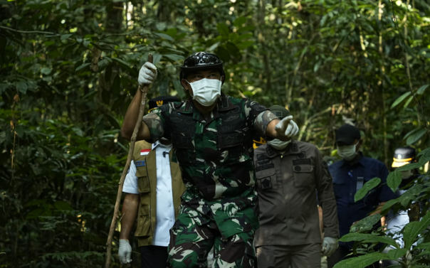 "Komandan Kodim 0416/Bungo Tebo Letkol Inf Dedy Pungky Irawanto memimpin patroli di kawasan hutan Bukit Tiga Puluh, Kecamatan Sumay, Kabupaten Tebo, Jambi, untuk mengantisipasi kebakaran hutan dan lahan, Kamis (7/8/2025). (Dok. Penrem)