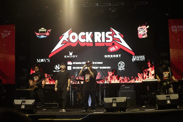 Penampilan 7Silent dalam gelaran Rock Rise Vol. 5 yang berlangsung di panggung utama Festival Batanghari 2025, RTH Putri Pinang Masak, Kota Jambi, Selasa (5/8/2025) malam (dok.nahar)