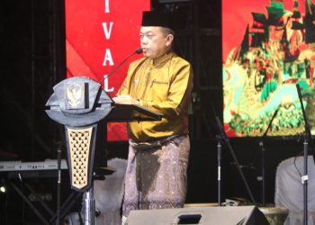 Gubernur Jambi Al Haris saat membuka Festival Batanghari 2025 di RTH Putri Pinang Masak, Sabtu (02/7) (dok.erit - kominfo)