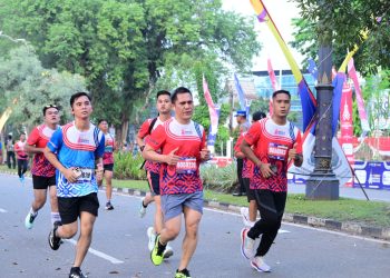 Kapolda Jambi, Irjen Pol Krisno H. Siregar saat ikut lari bersama Peserta Presisi Merdeka Run 2025 berlari dengan semangat di kawasan Perkantoran Gubernur Jambi, Minggu (3/8/2025). (Dok.Stepanus)