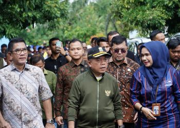 Gubernur Jambi Al Haris didampingi sejumlah pejabat dan perwakilan TVRI Jambi saat meninjau pelaksanaan Gerakan Pangan Murah di halaman Kantor TVRI Jambi, Minggu (3/8/2025). (Dok.Erit - kominfo)