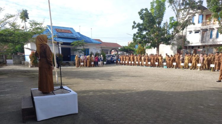Plt Sekcam Siulak, Tanti Triani, memimpin apel gabungan di halaman Kantor Camat Siulak, Senin (4/8/2025) (dok.yola)