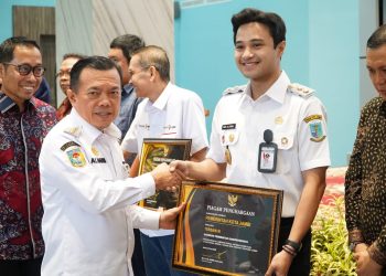 Gubernur Al Haris saat menyerahkan
piagam penghargaan Paritrana Award 2025 kepada Diza di Gedung Mahligai Bank 9 Jambi, Rabu (6/8/2025).(dok.erit - kominfo