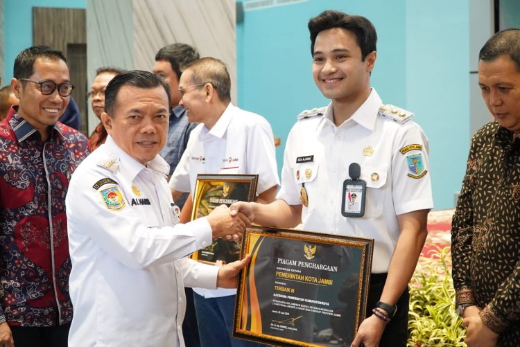 Gubernur Al Haris saat menyerahkan
piagam penghargaan Paritrana Award 2025 kepada Diza di Gedung Mahligai Bank 9 Jambi, Rabu (6/8/2025).(dok.erit - kominfo