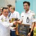 Gubernur Al Haris saat menyerahkan
piagam penghargaan Paritrana Award 2025 kepada Diza di Gedung Mahligai Bank 9 Jambi, Rabu (6/8/2025).(dok.erit - kominfo