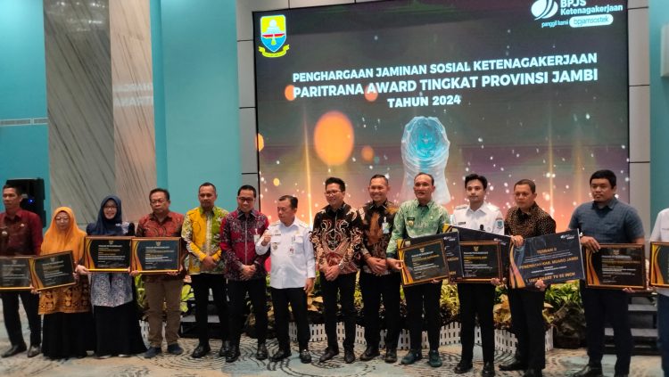 Para penerima Paritrana Award 2025 Tingkat Provinsi Jambi berfoto bersama Gubernur Jambi Al Haris dan jajaran BPJS Ketenagakerjaan usai penyerahan penghargaan di Gedung Mahligai Bank 9 Jambi, Rabu (6/8/2025).(dok. yola)