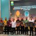 Para penerima Paritrana Award 2025 Tingkat Provinsi Jambi berfoto bersama Gubernur Jambi Al Haris dan jajaran BPJS Ketenagakerjaan usai penyerahan penghargaan di Gedung Mahligai Bank 9 Jambi, Rabu (6/8/2025).(dok. yola)