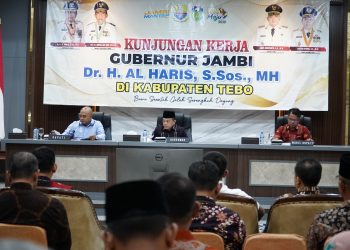 Gubernur Al Haris, (tengah) memimpin rapat koordinasi bersama Bupati Tebo Agus Rubiyanto (kiri) dan Wakil Bupati Tebo Mazlan Efendi (kanan) di Rumah Dinas Bupati Tebo, Selasa (5/8/2025) (dok.erit - kominfo)