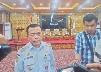 Gubernur Jambi Al Haris memberikan keterangan kepada media usai memimpin rapat evaluasi bersama kepala OPD di Ruang Pola Kantor Gubernur Jambi, Rabu (6/8/2025). (Dok. nahar)
