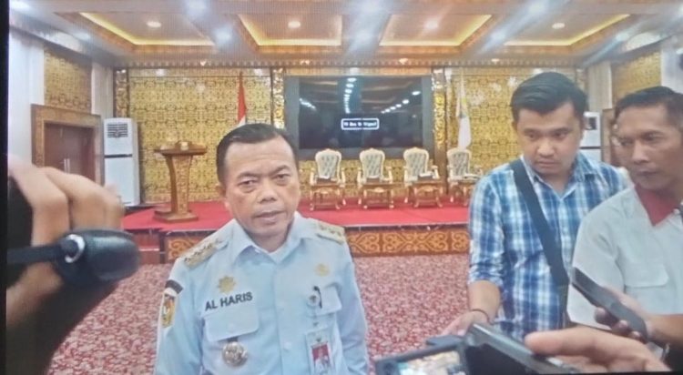 Gubernur Jambi Al Haris memberikan keterangan kepada media usai memimpin rapat evaluasi bersama kepala OPD di Ruang Pola Kantor Gubernur Jambi, Rabu (6/8/2025). (Dok. nahar)