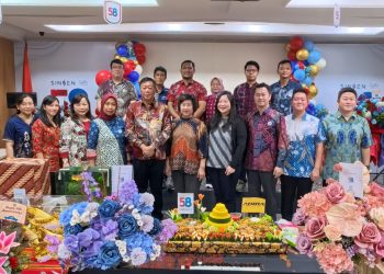 Jajaran pimpinan dan karyawan PT Sinar Sentosa Primatama (Sinsen) berfoto bersama dalam perayaan Hari Ulang Tahun ke-58 bertema "Stronger Roots, Bigger Impact", di Kantor Pusat Sinsen, Jambi, Rabu (6/8/2025). (Dok.Yola)