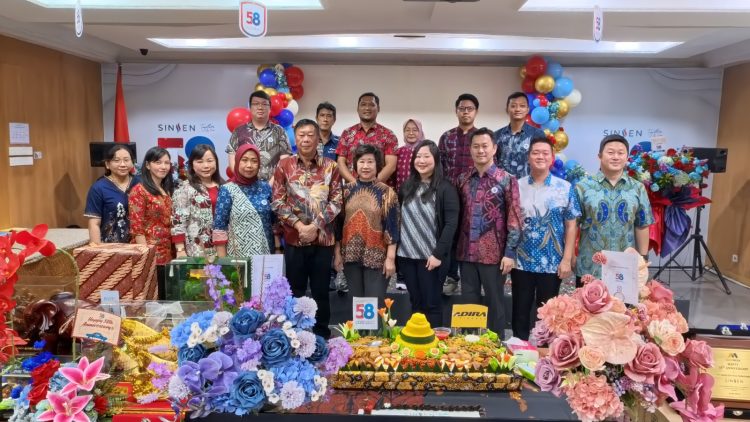 Jajaran pimpinan dan karyawan PT Sinar Sentosa Primatama (Sinsen) berfoto bersama dalam perayaan Hari Ulang Tahun ke-58 bertema "Stronger Roots, Bigger Impact", di Kantor Pusat Sinsen, Jambi, Rabu (6/8/2025). (Dok.Yola)