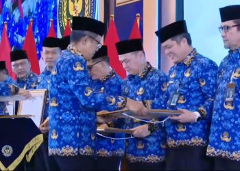 Kepala Kantor Wilayah Ditjenpas Jambi, Hidayat, menerima penghargaan STAR ASN peringkat ketiga nasional dari Wakil Menteri Imigrasi dan Pemasyarakatan Silmy Karim, dalam Rapat Koordinasi Dukungan Manajemen Kementerian Imigrasi dan Pemasyarakatan di Jakarta, Rabu (6/8/2025). (Dok. Humas)