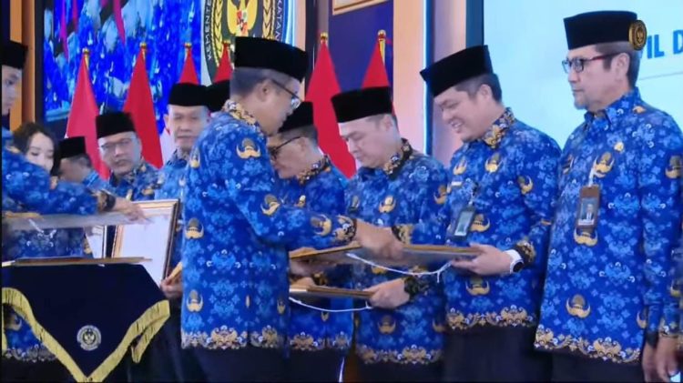 Kepala Kantor Wilayah Ditjenpas Jambi, Hidayat, menerima penghargaan STAR ASN peringkat ketiga nasional dari Wakil Menteri Imigrasi dan Pemasyarakatan Silmy Karim, dalam Rapat Koordinasi Dukungan Manajemen Kementerian Imigrasi dan Pemasyarakatan di Jakarta, Rabu (6/8/2025). (Dok. Humas)