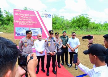 Kapolda Jambi Irjen Pol. Krisno H. Siregar memberikan keterangan dalam kegiatan peninjauan dan peletakan batu pertama pembangunan Dapur Sehat Bergizi (SPPG) di Polres Bungo, Rabu (6/8/2025).(dok. Humas)