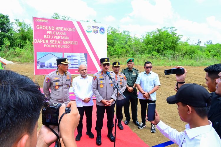 Kapolda Jambi Irjen Pol. Krisno H. Siregar memberikan keterangan dalam kegiatan peninjauan dan peletakan batu pertama pembangunan Dapur Sehat Bergizi (SPPG) di Polres Bungo, Rabu (6/8/2025).(dok. Humas)