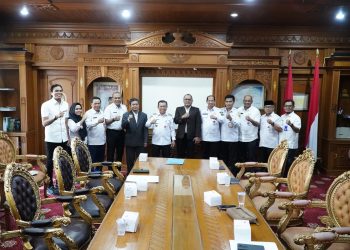 Gubernur Jambi Al Haris bersama jajaran direksi baru PT JII dan para pejabat Pemprov Jambi usai pelaksanaan RUPS di Kantor Gubernur Jambi, Rabu (6/8/2025). (Dok. Erit - kominfo) 
