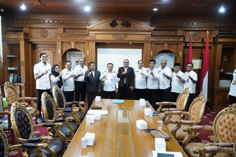 Gubernur Jambi Al Haris bersama jajaran direksi baru PT JII dan para pejabat Pemprov Jambi usai pelaksanaan RUPS di Kantor Gubernur Jambi, Rabu (6/8/2025). (Dok. Erit - kominfo)