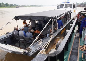 Warga pesisir mengikuti layanan kesehatan gratis dalam program Kapal Klinik Terapung Ditpolairud Polda Jambi di Pelabuhan Pasir, Kota Jambi, Rabu (7/8/2025). (Foto:Nahar)