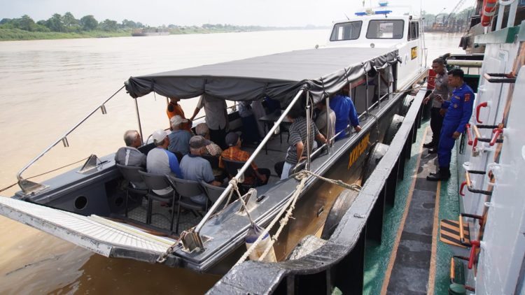 Warga pesisir mengikuti layanan kesehatan gratis dalam program Kapal Klinik Terapung Ditpolairud Polda Jambi di Pelabuhan Pasir, Kota Jambi, Rabu (7/8/2025). (Foto:Nahar)