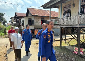 Dirpolairud Polda Jambi Kombes Pol Agus Tri Waluyo meninjau lokasi pembangunan Rumah Baca di Pulau Pandan, Kota Jambi, Jumat (8/8/2025). (Dok.Stepanus) 