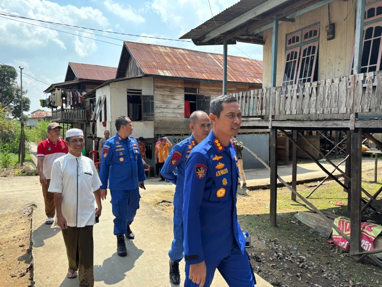 Dirpolairud Polda Jambi Kombes Pol Agus Tri Waluyo meninjau lokasi pembangunan Rumah Baca di Pulau Pandan, Kota Jambi, Jumat (8/8/2025). (Dok.Stepanus)