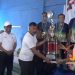 Bupati Kerinci Monadi menyerahkan piala bergilir kepada tim Forum Kepala Puskesmas yang menjuarai Turnamen Bulutangkis Bupati Cup 2, Jumat (8/8/2025).(Dok.Yola)