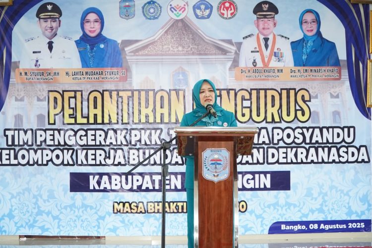 Ketua TP-PKK Provinsi Jambi, Hj. Hesti Haris, memberikan sambutan pada pengukuhan empat organisasi di Kabupaten Merangin, Jumat (8/8/2025).(dok.kominfo)