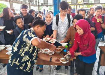 Stan kuliner UMKM lokal meramaikan perayaan HUT ke-58 PT Sinar Sentosa Primatama, Jumat (8/8/25). (Dok. Yola)