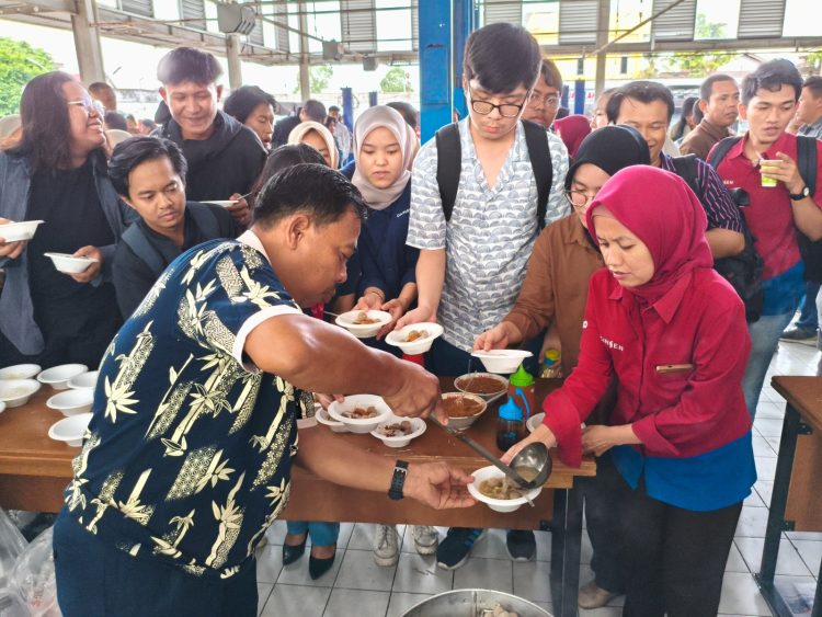 Stan kuliner UMKM lokal meramaikan perayaan HUT ke-58 PT Sinar Sentosa Primatama, Jumat (8/8/25). (Dok. Yola)