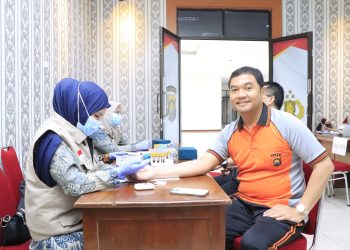 Kabid Humas Polda Jambi, Kombes Pol Mulia Prianto menjalani pemeriksaan kesehatan berkala di Mapolda Jambi, Jumat (8/8/2025). (Dok.Humas)
