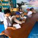 Personel Ditpolairud Polda Jambi memberikan motivasi gemar membaca kepada siswa SDN 30 Kuala Jambi di Rumah Baca Bhayangkara Bahari, Jumat (8/8/2025) (dok.Humas)