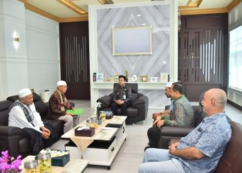 Wakil Wali Kota Jambi, Diza Hazra Aljosha, bersama jajaran pengurus DKM Masjid Raya Magatsari usai silaturahmi di Grha Siginjai, Kamis (7/8/2025). (Dok.Nahar)