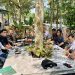 Ketua SMSI Provinsi Jambi, Mukhtadi Putranusa dan pengurus saat rapat rutin membahas verifikasi ulang keanggotaan berbasis teknologi digital,
di sebuah kafe di Mayang Ujung, Jumat (8/8/2025).(Dok.SMSI)