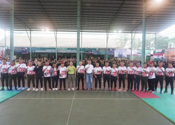 Kasrem 042/Gapu Kolonel Inf Slamet Riadi (tengah) bersama jajaran dan peserta turnamen berfoto bersama pada pembukaan Open Turnamen Piala Danrem 042/Gapu di Makorem 042/Gapu, Jambi, Sabtu (9/8/2025). (Dok.Nahar)
