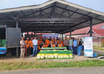 Personel Polda Jambi dan Bulog berfoto bersama pada pelaksanaan Gerakan Pangan Murah di Mako Polairud Polda Jambi, Sabtu (9/8/2025). (Dok.Nahar)