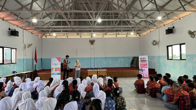 "Tim Sinsen saat memberikan sosialisasi program AHM Best Student 2025 kepada siswa SMA di Jambi, yang mengusung tema ‘Gen Z Do Small Things, Big Impact’, Sabtu (9/8/2025). (Dok.nahar)