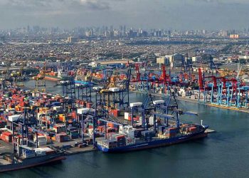 Deretan kontainer dan kapal bersandar di Pelabuhan Tanjung Priok, Jakarta (dok.humas Pelindo jambi)