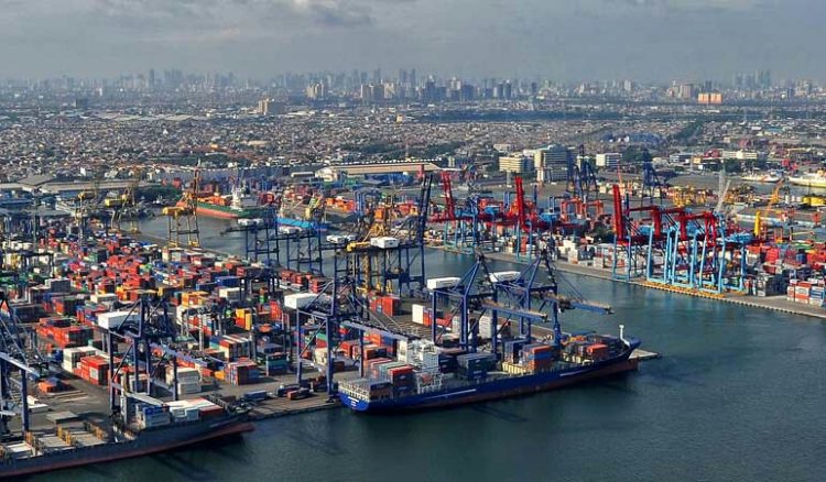 Deretan kontainer dan kapal bersandar di Pelabuhan Tanjung Priok, Jakarta (dok.humas Pelindo jambi)